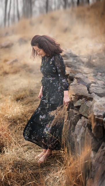 женщина, платье, каменная стена